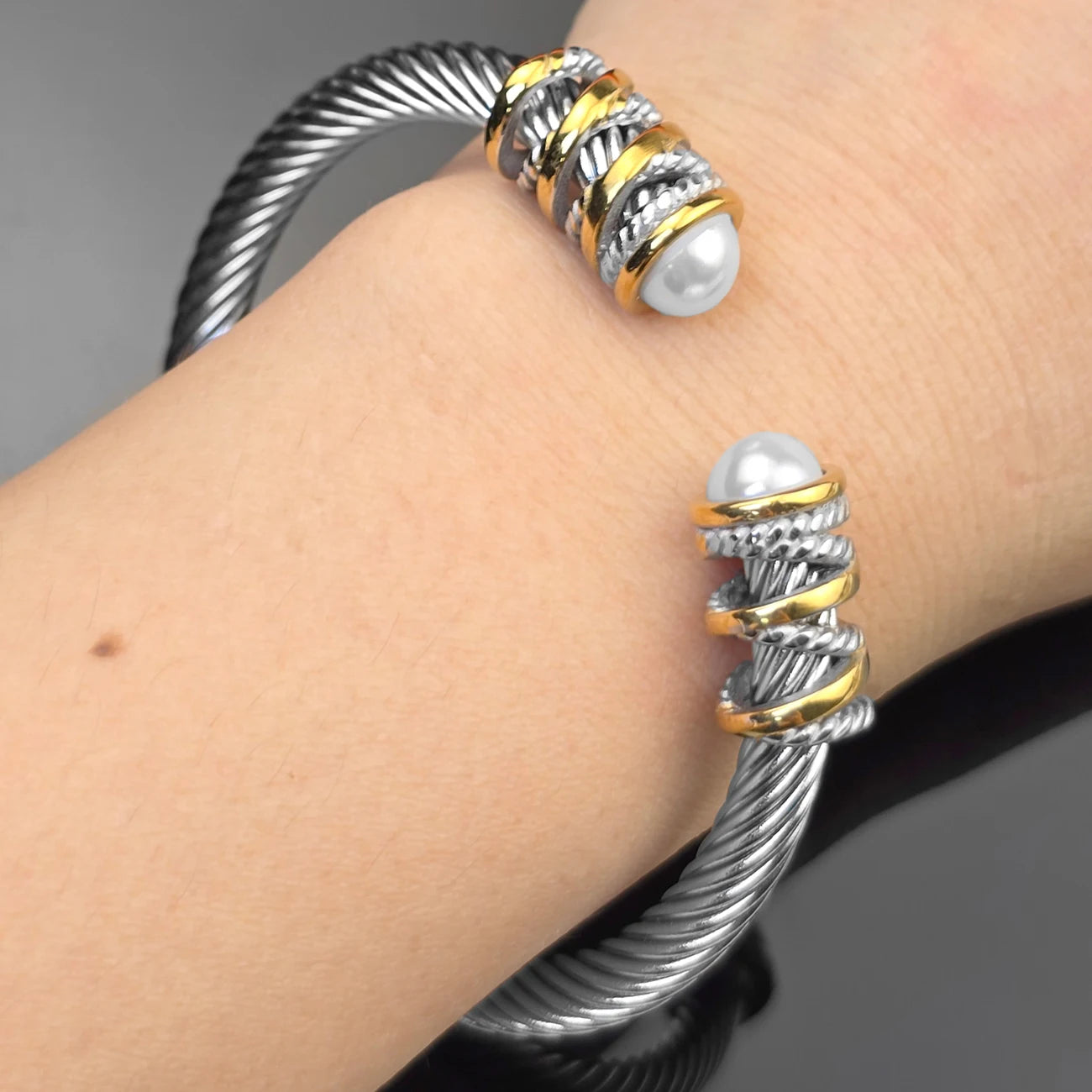 Designed for women 6mm stainless steel cable opening adjustable bracelet with jewelry pouch Holiday jewelry gift for women