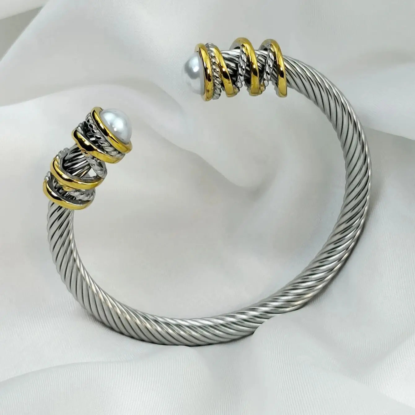 Designed for women 6mm stainless steel cable opening adjustable bracelet with jewelry pouch Holiday jewelry gift for women